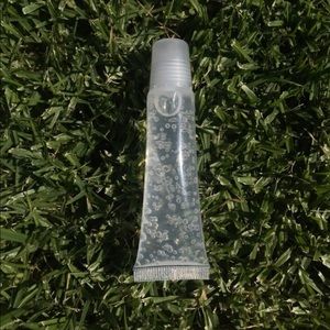 100% clear lip gloss